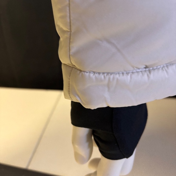 New womens medium Aritzia The Super (RE) Puff shorty coat - Picture 3 of 9